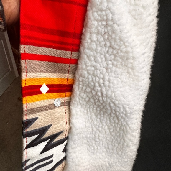 NWT Yellowstone Inspired Aztec Print Sherpa Lined Button Up Denim Jacket - Picture 5 of 8